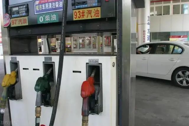 杭州女子奔驰大G加错油致发动机受损 加油站推诿责任