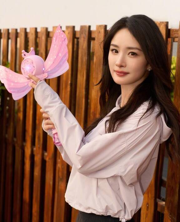 杨幂璀璨裙_杨幂：华语影视的璀璨明星_杨幂璀璨辣妹裙