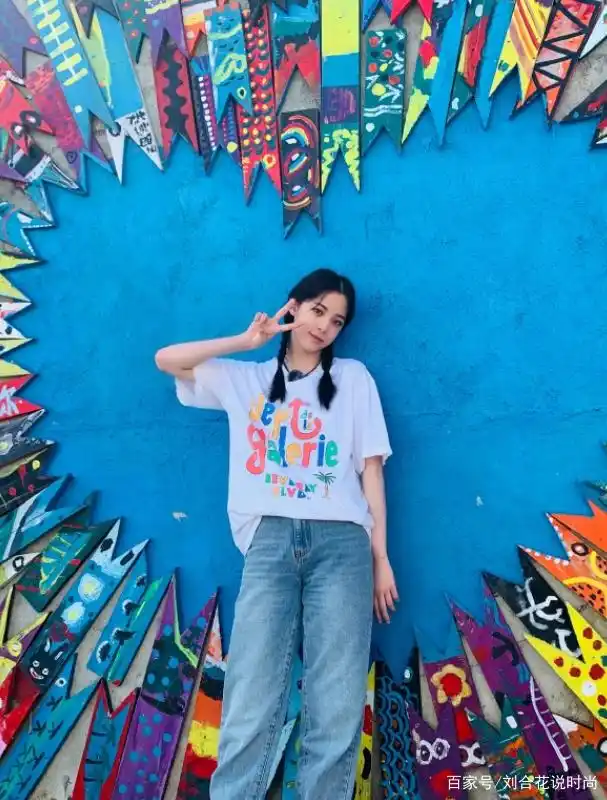 蔡依林模仿秀_蔡依林的时尚造型成为粉丝模仿的对象_小女孩模仿蔡依林