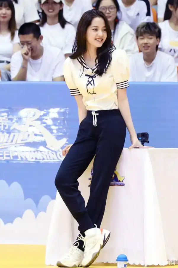 小女孩模仿蔡依林_蔡依林的时尚造型成为粉丝模仿的对象_蔡依林模仿秀