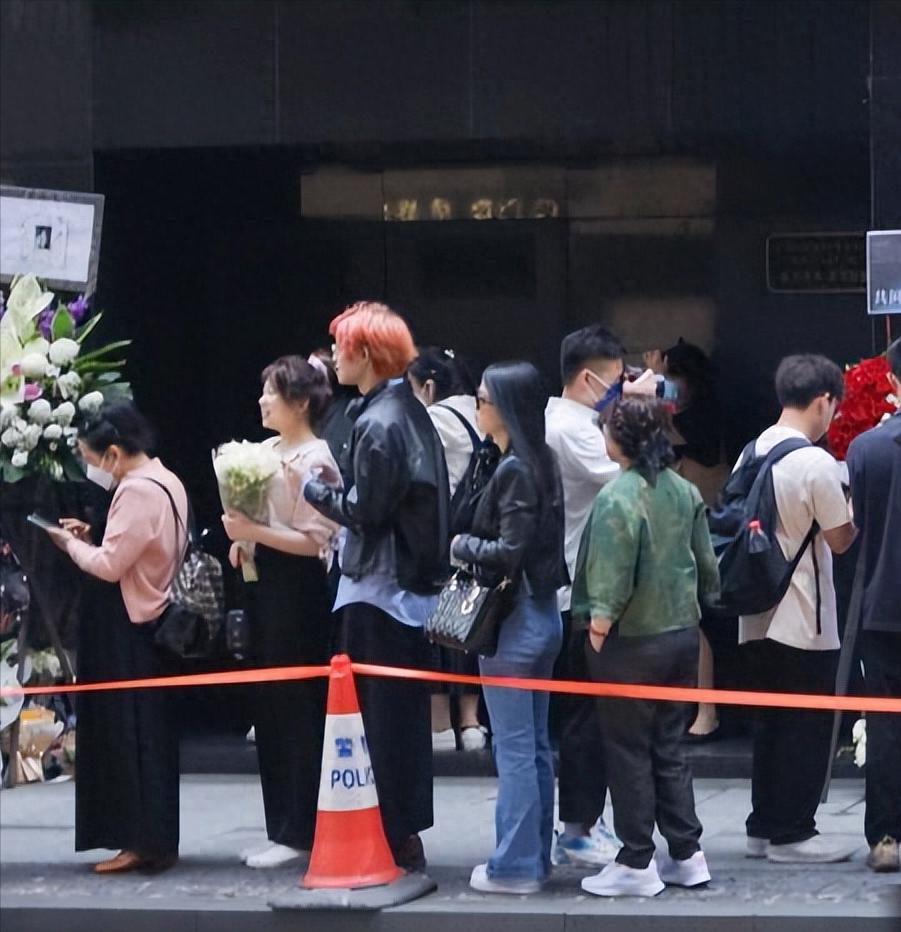 2025年4月1日香港文华东方酒店外的纪念：张国荣为何成几代人心中无法替代的符号