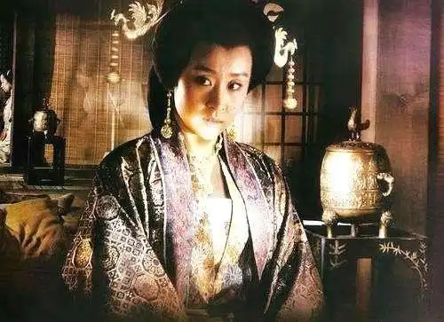 宫中杨贵妃_宫廷杨贵妃介绍_杨贵妃的生活与宫廷地位