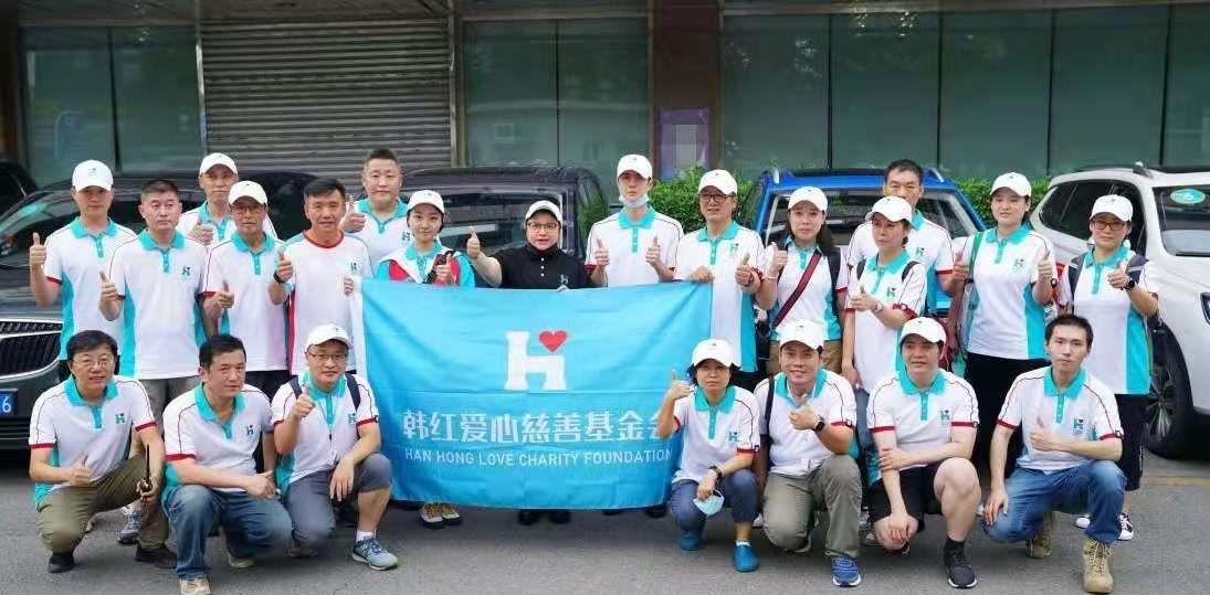 王一博刘昊然回河南做搬运工送物资，低调表现获赞