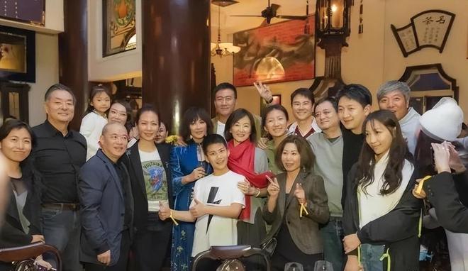 刘嘉玲与林青霞慈善晚宴同框：岁月不败美人，穿搭风格解析与灵感分享