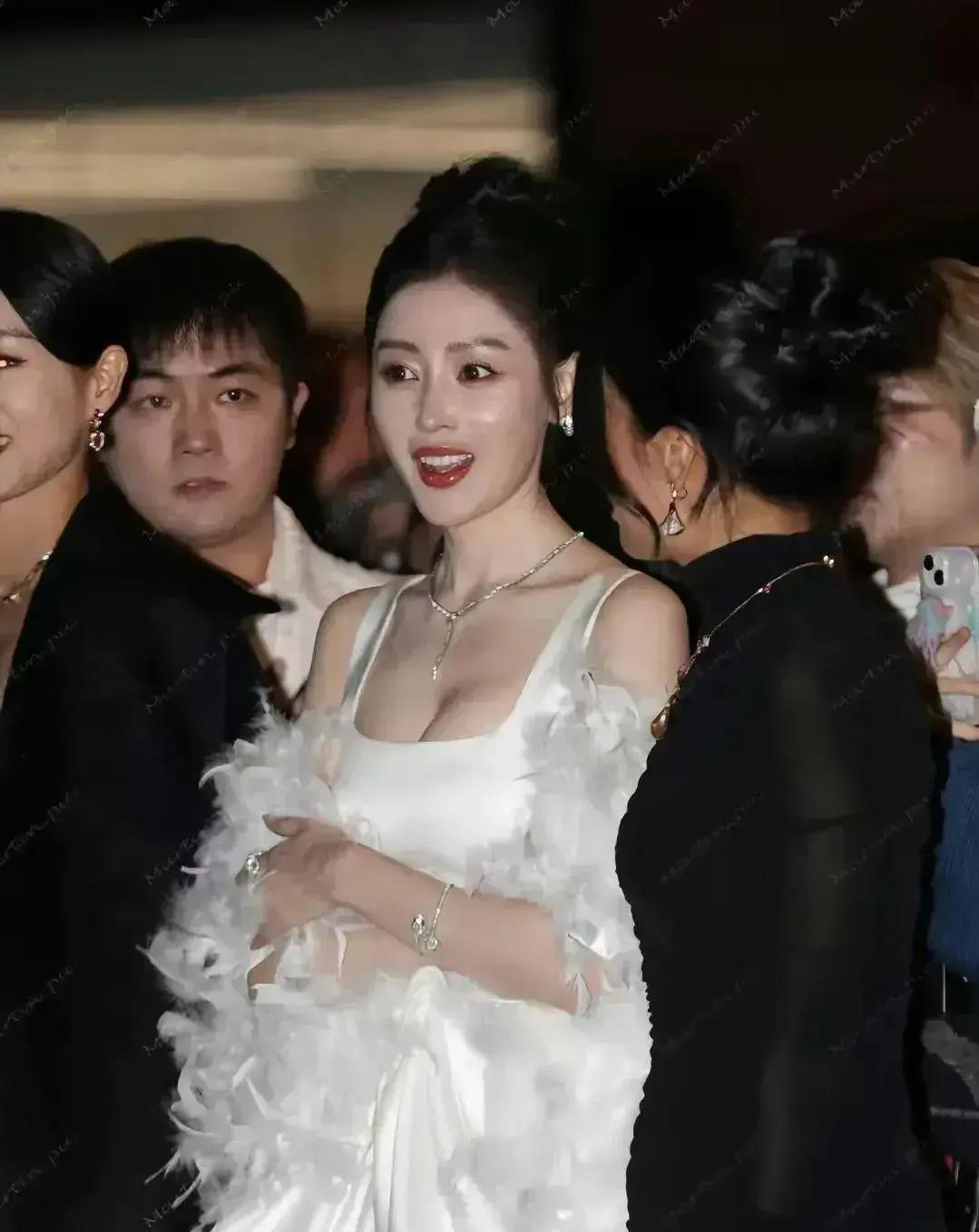 林青霞红裙_林青霞红毯视频_林青霞的时尚风格与红毯魅力