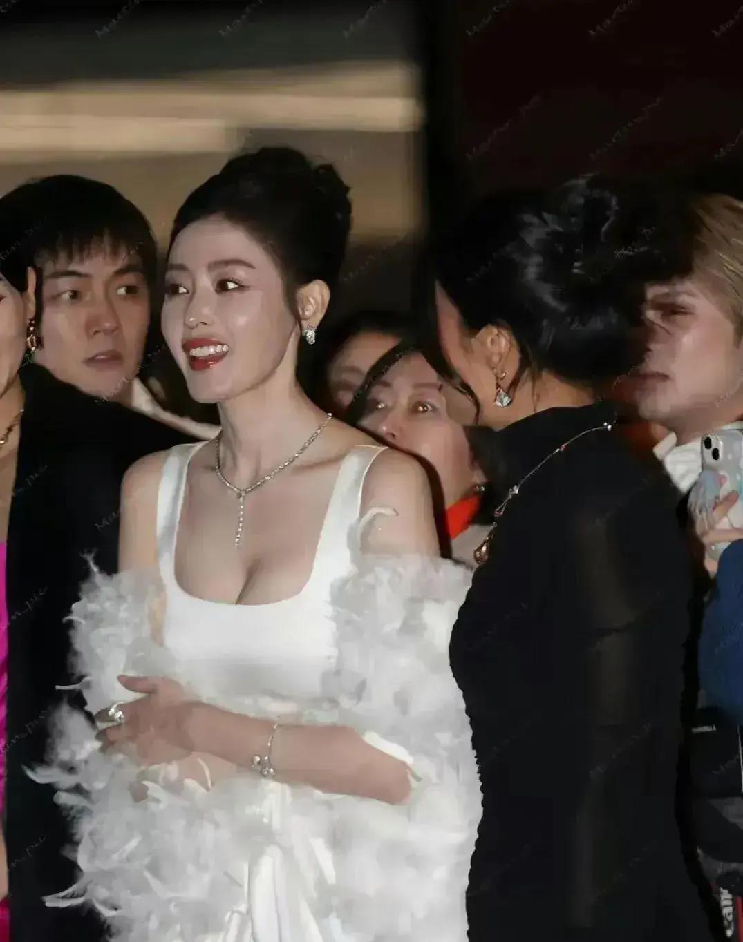 林青霞红裙_林青霞红毯视频_林青霞的时尚风格与红毯魅力