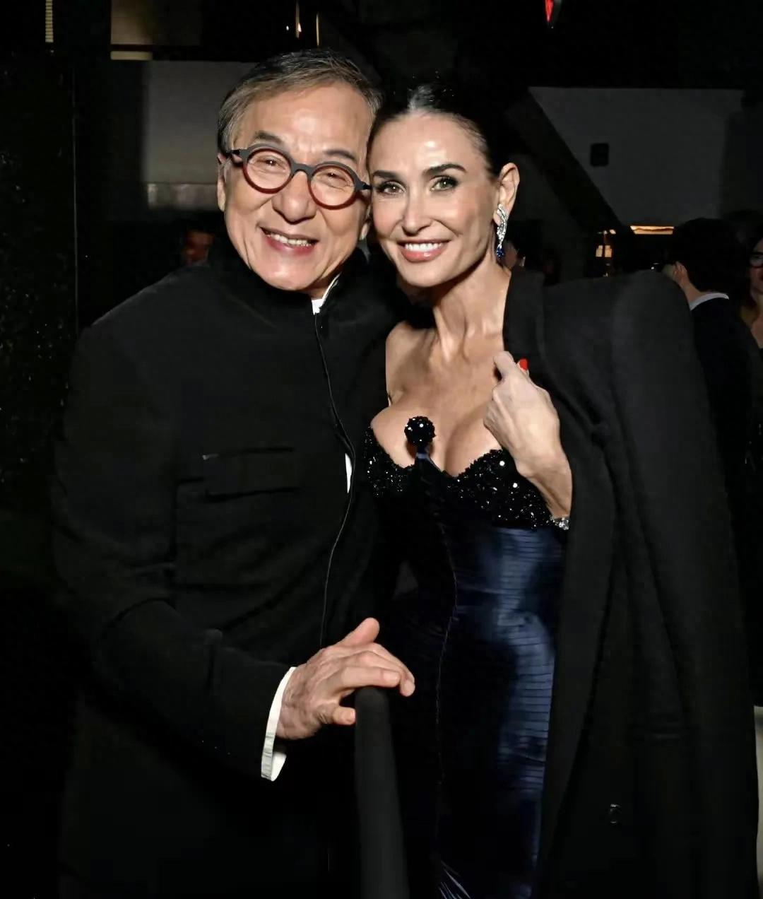 成龙现身2025年好莱坞颁奖礼，70岁巨星再展超强影响力