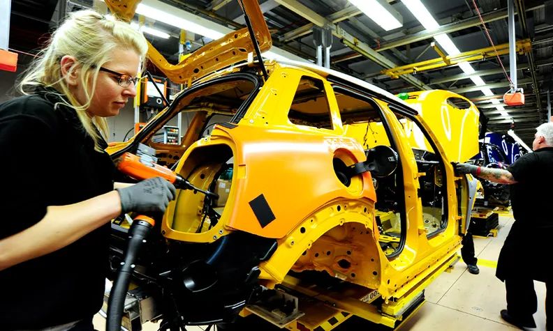 新能源汽车的辉煌时刻与燃油车的复苏_新能源汽车的辉煌时刻与燃油车的复苏_新能源汽车的辉煌时刻与燃油车的复苏