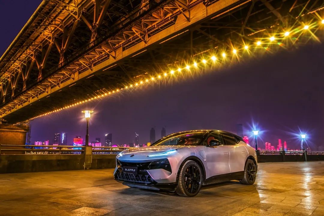 新能源汽车的辉煌时刻与燃油车的复苏_新能源汽车的辉煌时刻与燃油车的复苏_新能源汽车的辉煌时刻与燃油车的复苏