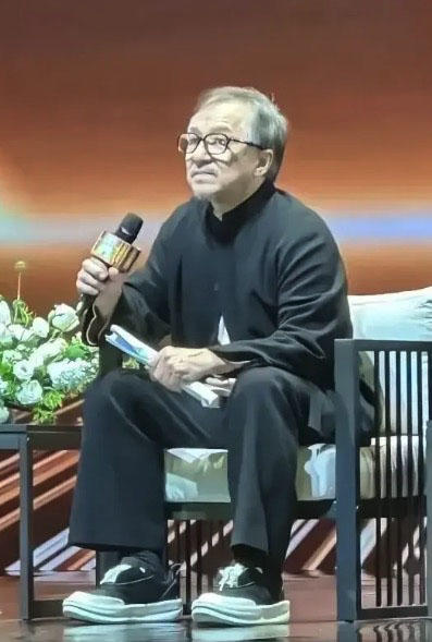 成龙70岁生日揭秘白发造型：AI技术再现年轻成龙，影坛传奇不老