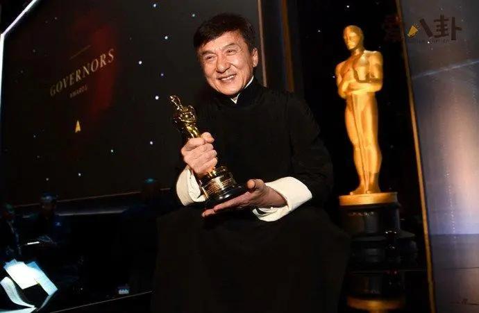 成龙功夫明星_成龙（Jackie Chan） - 国际知名的动作演员，以功夫电影闻名。_成龙经典的功夫喜剧电影