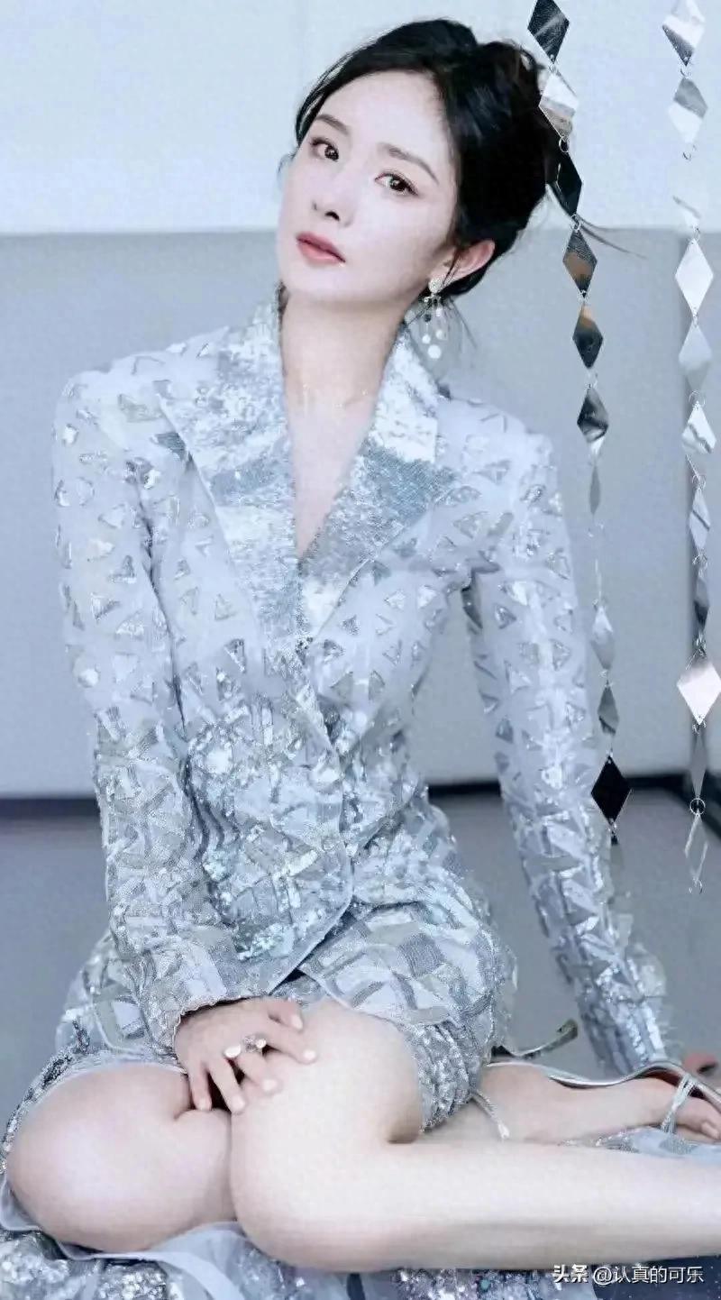 1986年北京出生童星出道，杨幂凭专业成绩入北影，凭多部剧绽放华娱光芒