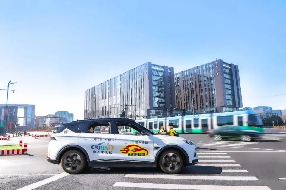 特斯拉2025年在中国和欧洲推出完全自动驾驶技术，Robotaxi发布会引发关注