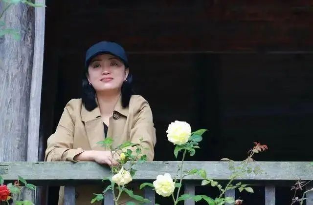 成龙和粉丝合影_成龙的社交媒体与粉丝互动_成龙大牌粉丝