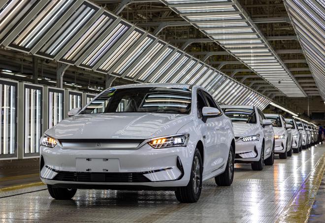 2024年中国新能源汽车市场发展迅猛，产销量持续增长