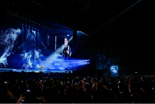 陈奕迅参与音乐节演出，现场气氛热烈_陈奕迅活动_陈奕迅演出2021