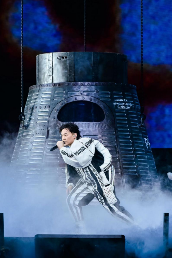 陈奕迅演出2021_陈奕迅活动_陈奕迅参与音乐节演出，现场气氛热烈