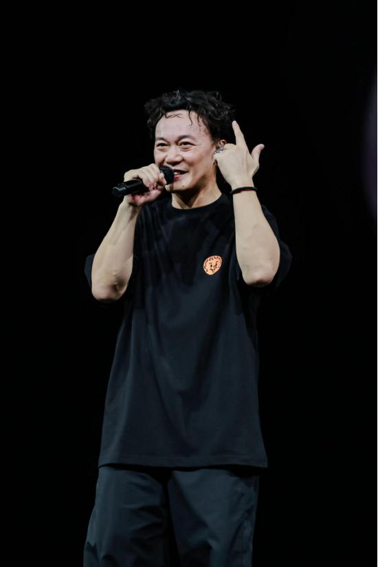 陈奕迅活动_陈奕迅参与音乐节演出，现场气氛热烈_陈奕迅演出2021