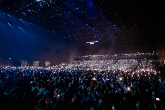 陈奕迅活动_陈奕迅参与音乐节演出，现场气氛热烈_陈奕迅演出2021