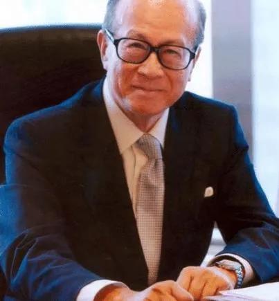 李嘉诚的成长经历：从潮州教师家庭到香港商业巨擘的奋斗之路