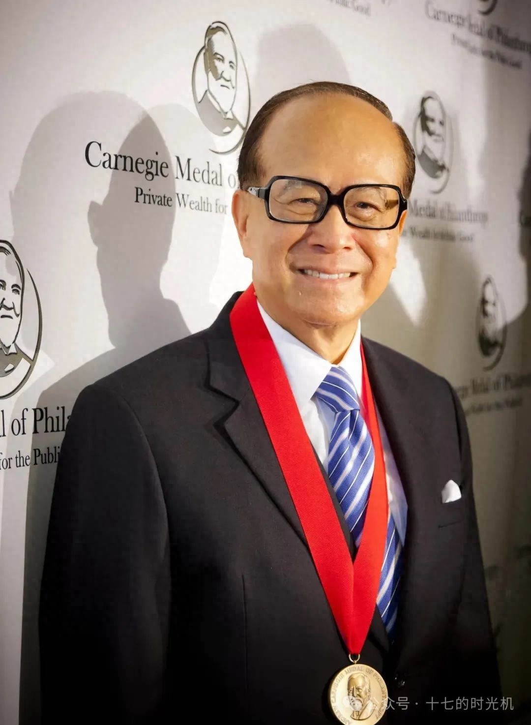 李嘉诚传奇人生：从寒门子弟到亚洲首富的奋斗历程