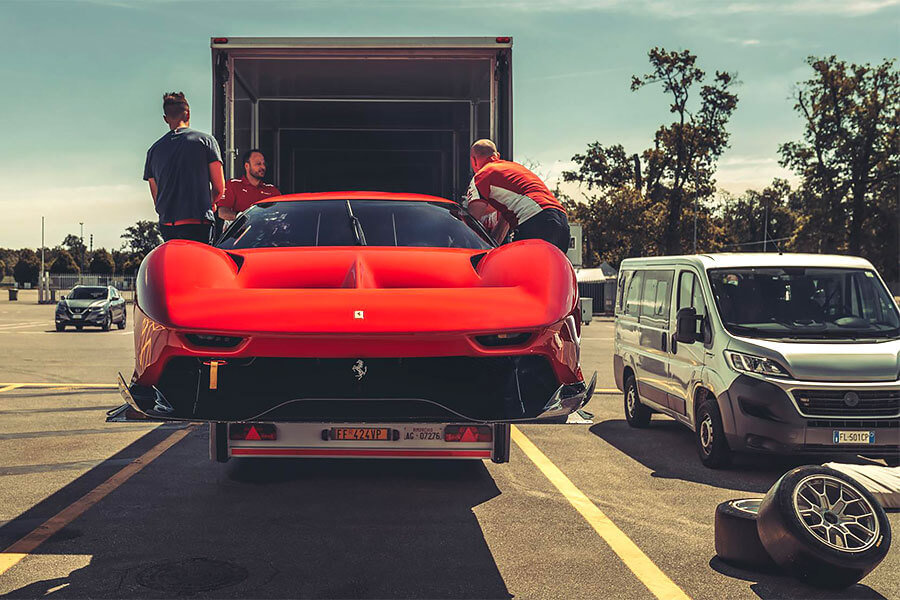 法拉利赛道车_法拉利与赛车运动的紧密联系_法拉利跑车赛车视频表演