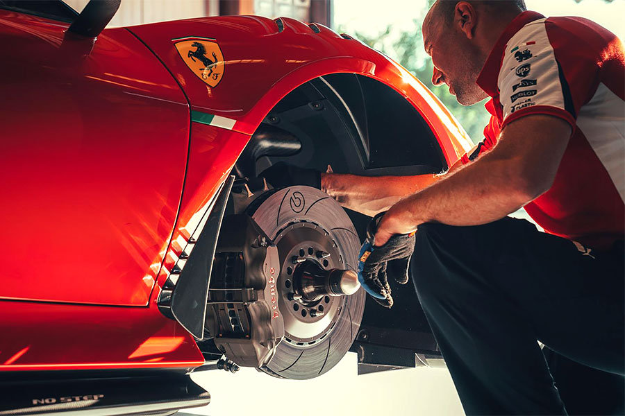 法拉利赛道车_法拉利与赛车运动的紧密联系_法拉利跑车赛车视频表演