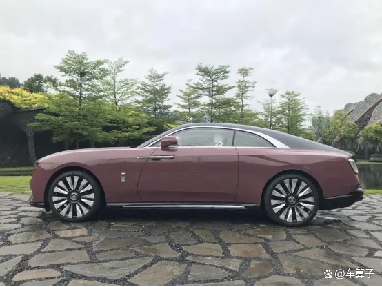 劳斯莱斯的舒适度_劳斯莱斯的舒适性与驾驶体验_劳斯莱斯驾驶视频大全